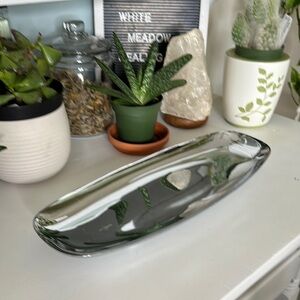 Chrome and round footed MCM serving tray
reflective, polished surface-starburst